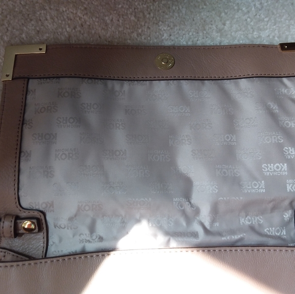Michael kors envelope style bag with strap - Picture 4 of 4